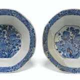 A PAIR OF LARGE CHINESE BLUE AND WHITE OCTAGONAL BOWLS - Foto 2
