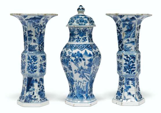 A CHINESE BLUE AND WHITE THREE-PIECE GARNITURE - Foto 1