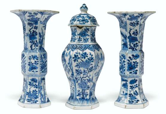 A CHINESE BLUE AND WHITE THREE-PIECE GARNITURE - photo 2