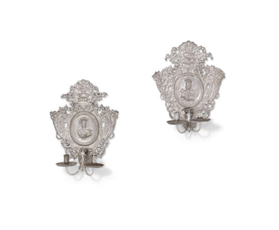 TWO CHARLES I-STYLE SILVER-PLATED TWO-LIGHT WALL SCONCES - Foto 1