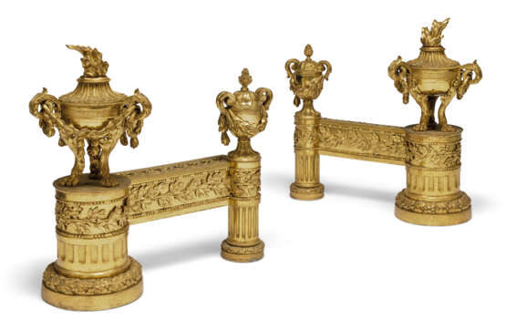 A PAIR OF FRENCH ORMOLU CHENETS - фото 1