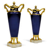 A PAIR OF DIRECTOIRE ORMOLU-MOUNTED BLUE GLASS VASES - фото 1