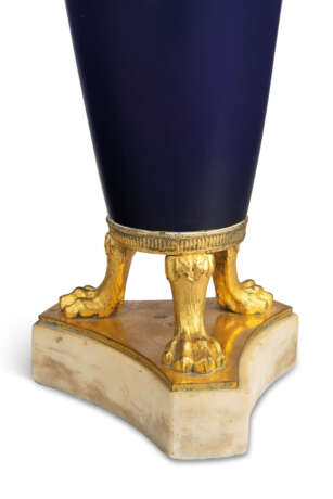 A PAIR OF DIRECTOIRE ORMOLU-MOUNTED BLUE GLASS VASES - фото 3