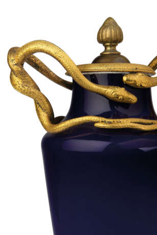 A PAIR OF DIRECTOIRE ORMOLU-MOUNTED BLUE GLASS VASES - фото 4