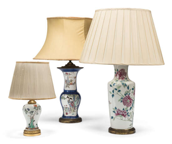 THREE ORMOLU-MOUNTED CHINESE PORCELAIN VASES ADAPTED AS TABL... - Foto 1