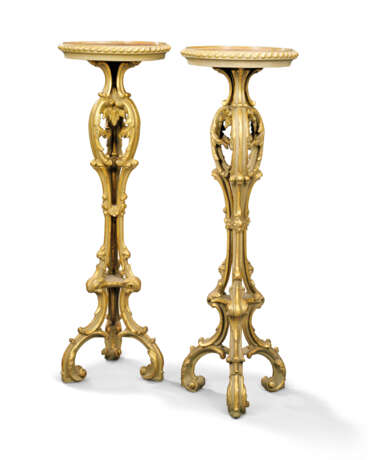 A PAIR OF GREEN-PAINTED AND PARCEL-GILT COMPOSITION TORCHERE... - Foto 1