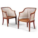 A PAIR OF GEORGE III MAHOGANY CANED BERGERES - Foto 2