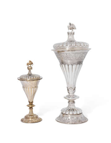 A GEORGE V SILVER CUP AND COVER IN THE FORM OF THE CIRENCEST... - Foto 1