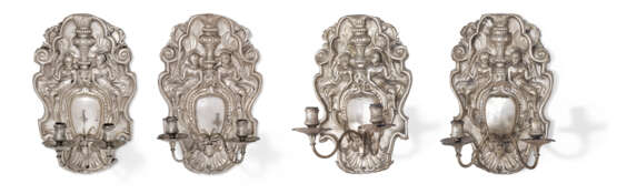 A SET OF FOUR ENGLISH OR DUTCH SILVERED BRASS TWO-LIGHT WALL... - Foto 1