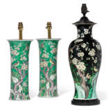 A PAIR OF CHINESE FAMILLE VERTE BEAKER VASES AND A CHINESE F... - Foto 2