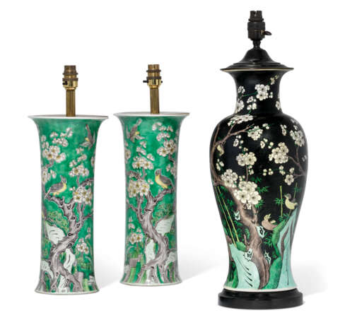 A PAIR OF CHINESE FAMILLE VERTE BEAKER VASES AND A CHINESE F... - фото 2