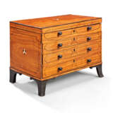 TWO ANGLO-INDIAN EBONY AND SATINWOOD SMALL CHESTS - Foto 3