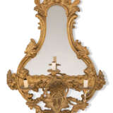 A PAIR OF EARLY VICTORIAN GILT COMPOSITION THREE-LIGHT GIRAN... - Foto 2