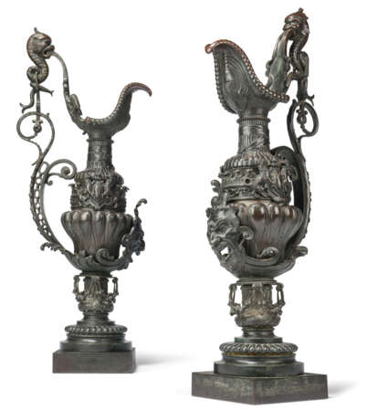 A LARGE PAIR OF FRENCH PATINATED-BRONZE EWERS - фото 1