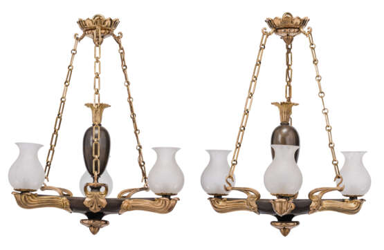 A PAIR OF PATINATED-BRONZE AND LACQUERED-BRASS THREE-BRANCH ... - Foto 1