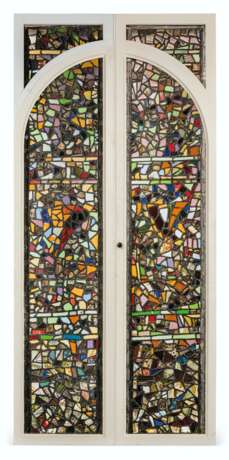 A PAIR OF ANTIQUARIAN STAINED-GLASS ARCHED DOOR PANELS - Foto 1