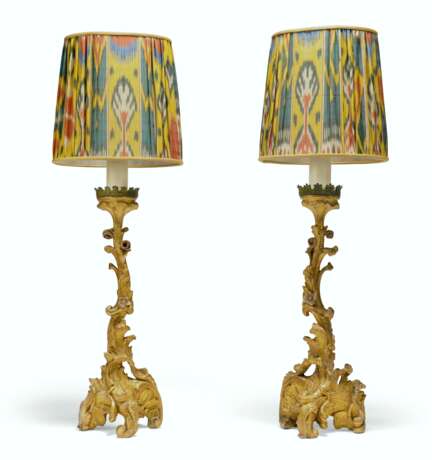 A PAIR OF ITALIAN PARCEL-GILT AND POLYCHROME-PAINTED PRICKET... - Foto 1