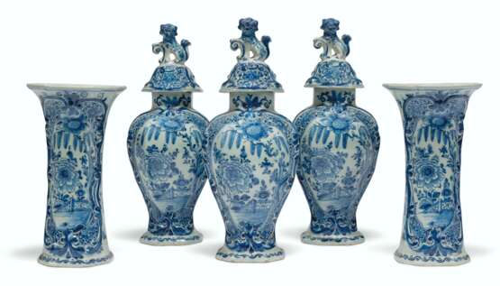 A DUTCH DELFT BLUE AND WHITE GARNITURE OF FIVE VASES - фото 1