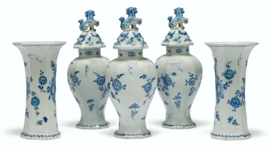 A DUTCH DELFT BLUE AND WHITE GARNITURE OF FIVE VASES - фото 2
