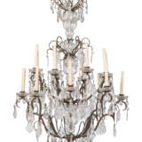 AN ITALIAN BRONZE AND MOULDED-GLASS TWO-TIER SIXTEEN-LIGHT C... - Foto 1