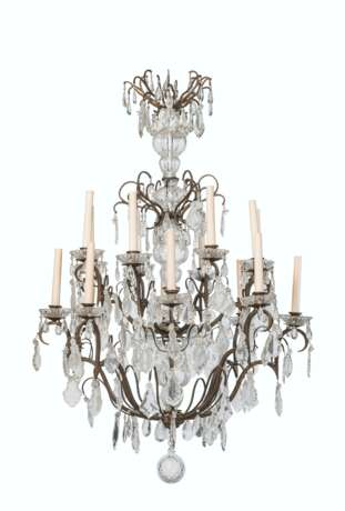 AN ITALIAN BRONZE AND MOULDED-GLASS TWO-TIER SIXTEEN-LIGHT C... - Foto 2