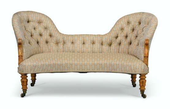 A VICTORIAN BIRCH DOUBLE-BACKED SOFA - Foto 1