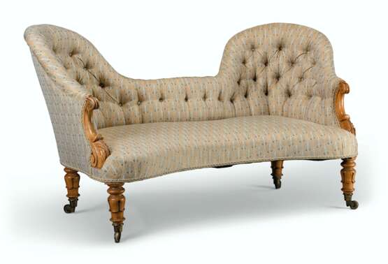 A VICTORIAN BIRCH DOUBLE-BACKED SOFA - Foto 2
