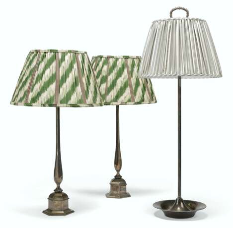 A PAIR OF SILVERED-BRASS 'KILVERT' TABLE LAMPS AND A TALL AD... - фото 1