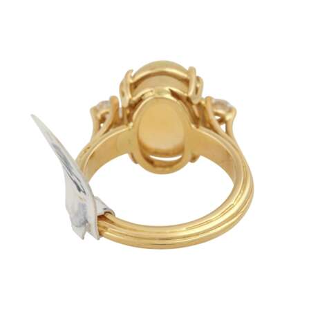 Ring mit ovalem Opal, flankiert von 2 Brillanten, zusammen ca. 0,2 ct, - Foto 4