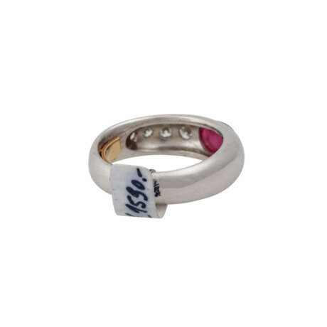 Ring mit ovalem Rubincabochon, ca. 1,4 ct und 5 Brillanten, zusammen ca. 0,29 ct, - photo 3