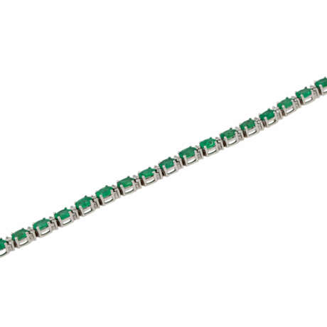 Armband mit 34 oval facettierten Smaragden - Foto 4