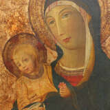 Sano di Pietro (1406-1481)-manner, Madonna with Child holding a flower - Foto 2