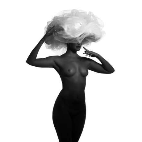 Photograph “BLACK MODEL AND BIG WHITE HAT 1.”, Digital photography, Black & white photo, Genre Nude, 2020 - photo 1