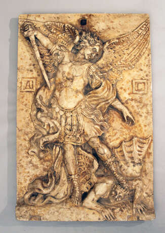 Large stone plate with relief of St. Michael fighting the devil - Foto 1