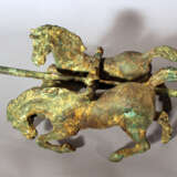 Roman chariot model with two horses and a warrior holding a spear, two wheels and decorations - photo 2