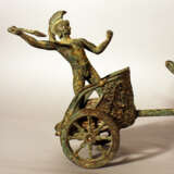 Roman chariot model with two horses and a warrior holding a spear, two wheels and decorations - Foto 3