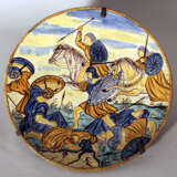 Italian ceramic dish painted in the centre with a battle scene - фото 1