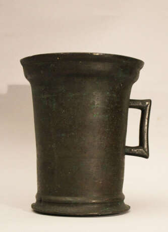 Gothic bronze mortar with one hand grip, rounded base and outstanding upper border - Foto 1