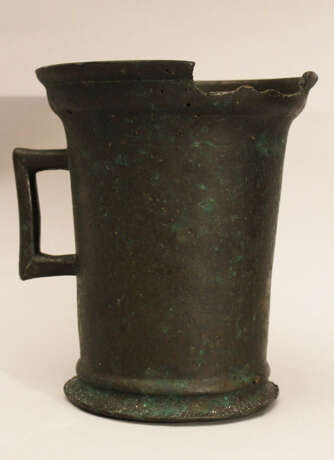 Gothic bronze mortar with one hand grip, rounded base and outstanding upper border - photo 2
