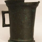 Gothic bronze mortar with one hand grip, rounded base and outstanding upper border - фото 2