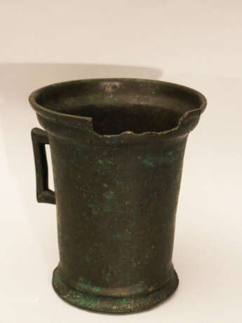 Gothic bronze mortar with one hand grip, rounded base and outstanding upper border - фото 3