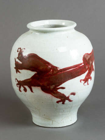 Chinese porcelain pot, white painted with red dragon ornament, short neck and wide border - фото 1