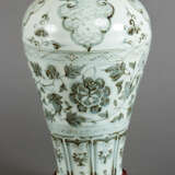Meiping porcelain vase, round cylindrical shape with small neck and blue painted flowers and decorations on white ground - photo 1
