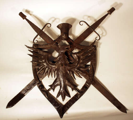 Iron coat of arms, Austrian iron wall emblem, forged iron with eagle and two removable swords in shield shaped frame, partly chased, one hanging ring on the reverse - Foto 1