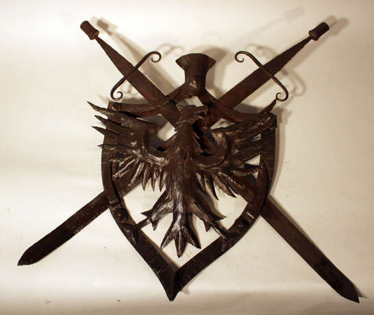 Iron coat of arms, Austrian iron wall emblem, forged iron with eagle and two removable swords in shield shaped frame, partly chased, one hanging ring on the reverse - Foto 2