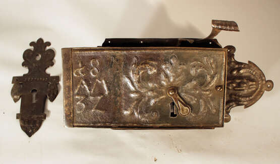 Large iron lock in rectangular shape, with pear shape ending and handgrip - Foto 1