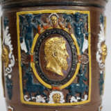 German ceramic pot in Renaissance manner, with three fields with gilded male portraits in oval form surrounded by angels and decoratrions - photo 2
