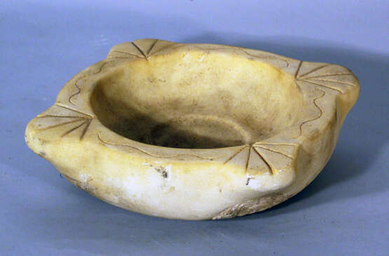 Small marble basin in Roman ancient style with sculpted Minerva heads and leaves - photo 1