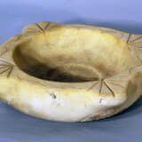 Small marble basin in Roman ancient style with sculpted Minerva heads and leaves - Foto 1