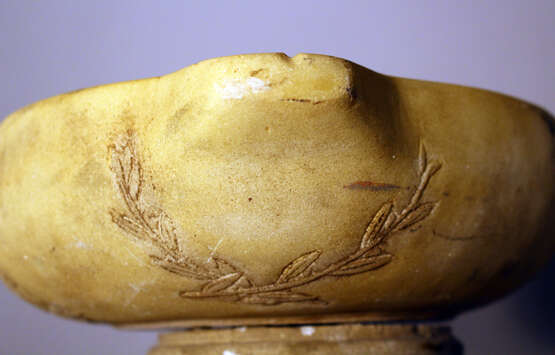 Small marble basin in Roman ancient style with sculpted Minerva heads and leaves - Foto 3